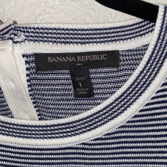 Banana Republic Factory Lightweight Crewneck Knit sweater. Size: Petite Large - Picture 4 of 8